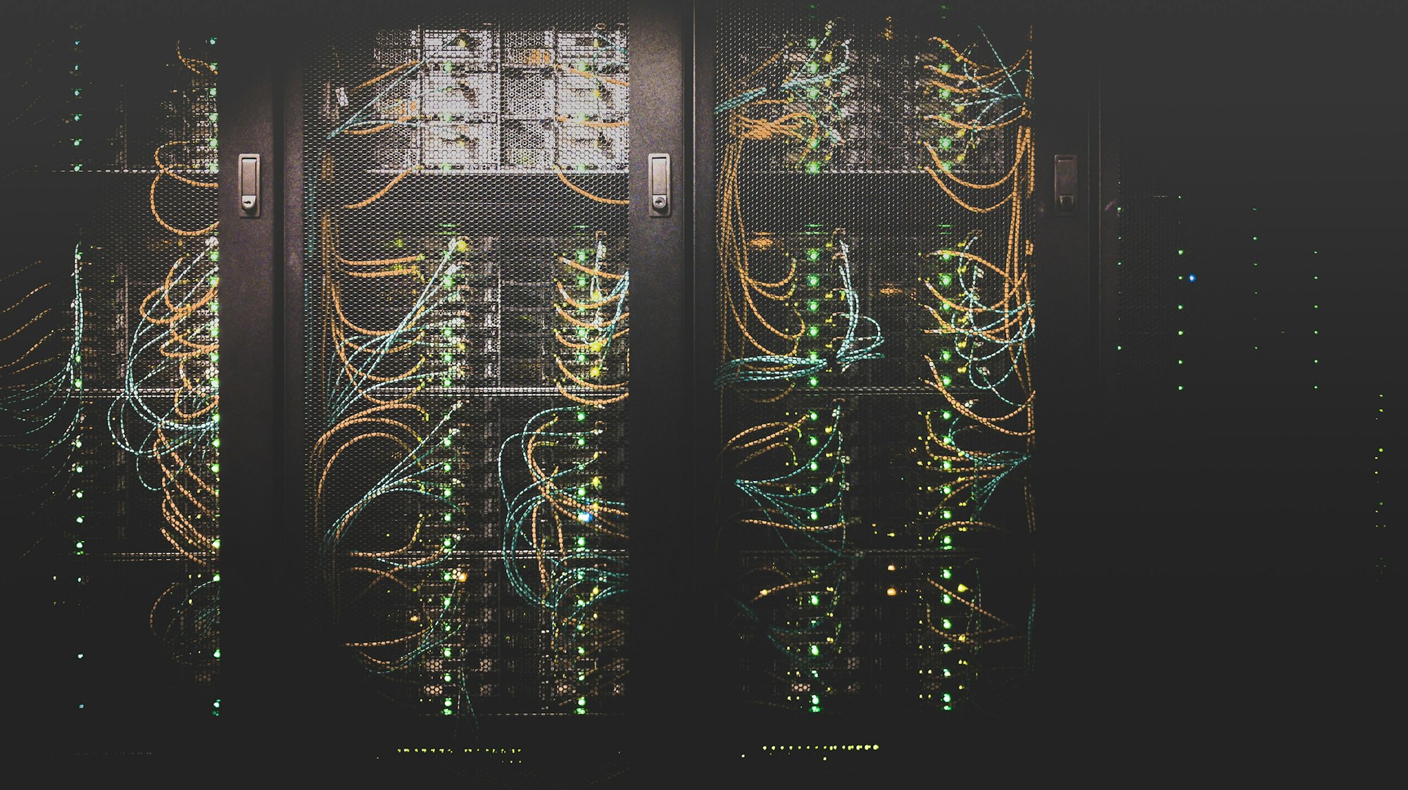 Serverová skříň s optickými kabely